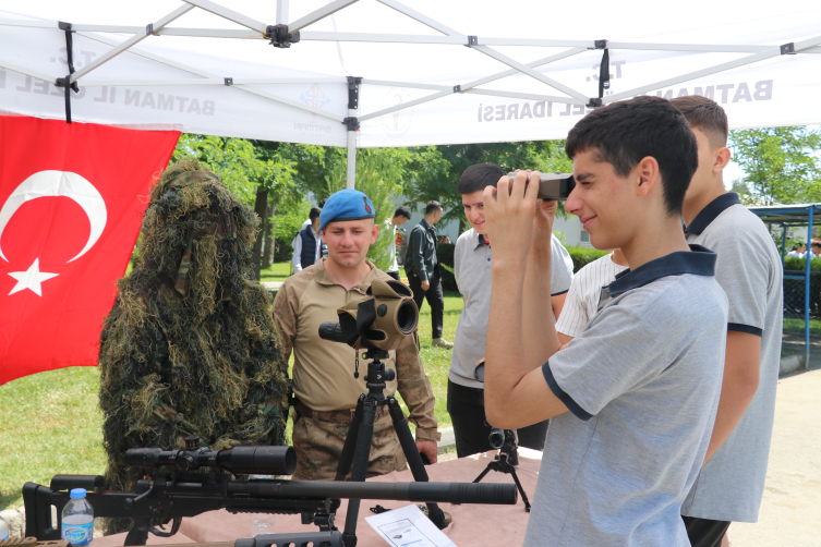 Batman'da jandarma lise öğrencilerini ağırladı