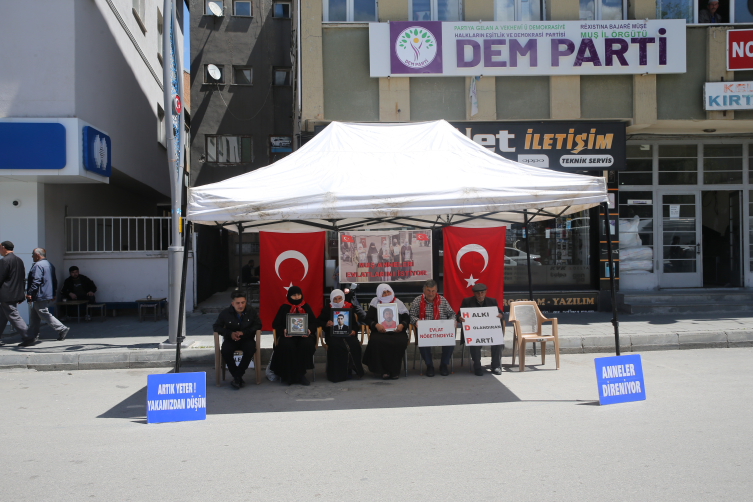 Muşlu aileler DEM Parti önündeki eylemlerini sürdürüyor