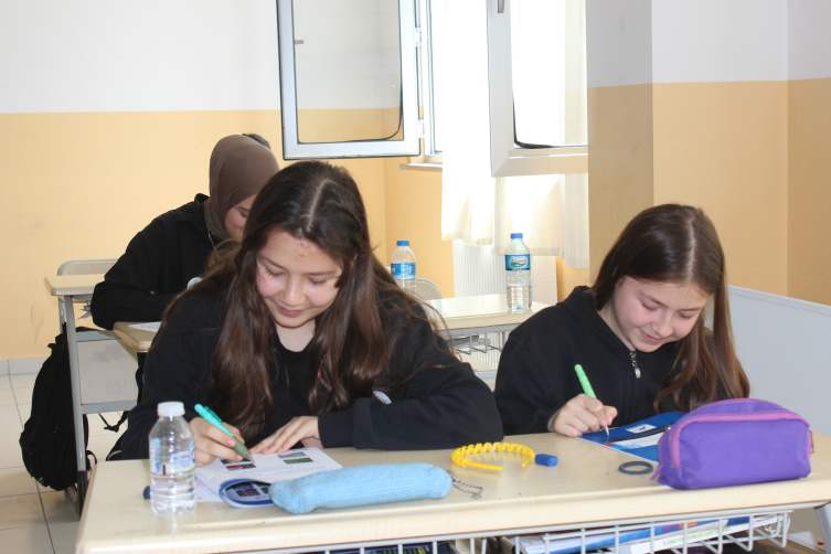 Bilecik'te ortaokul öğrencisi Aybike Bursluluk Sınavı'nda 500 tam puan aldı