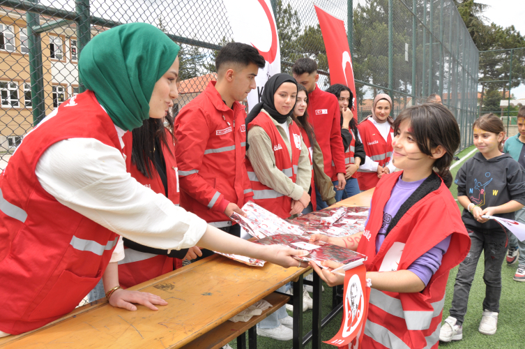 Amasya'da Türk Kızılay gönüllüleri öğrencilerle buluştu