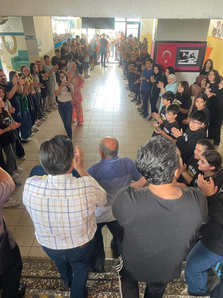 Hatay'da emekli olan hizmetli, görev yaptığı okuldan alkışlarla uğurlandı