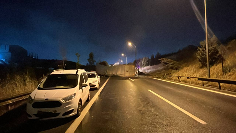 Kocaeli'de devrilen tırın sürücüsü yaralandı