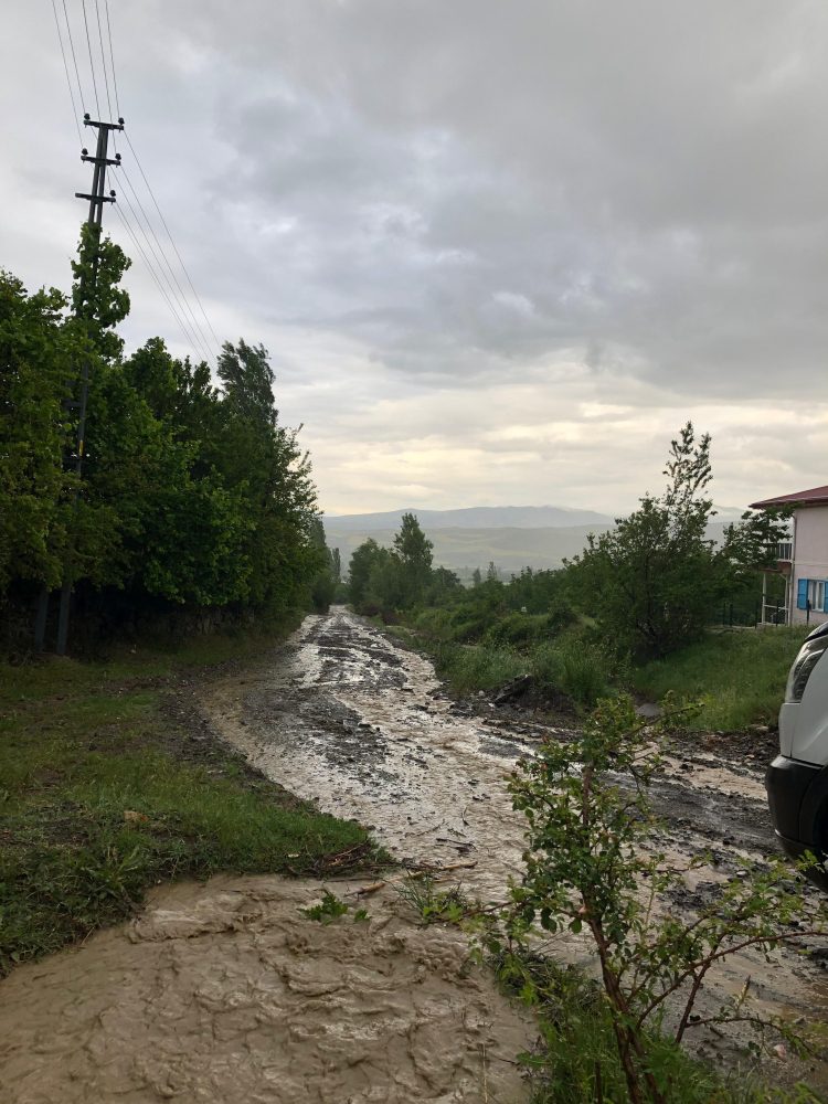 Sivas'ta selden etkilenen yollar temizleniyor