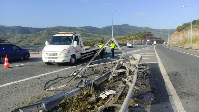 Bursa'da bariyerlere çarpan otomobildeki 2 kişi yaralandı