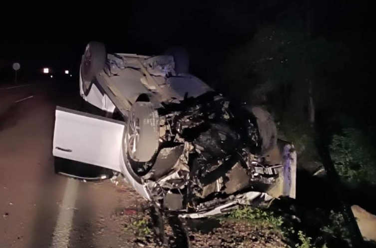 Sinop'ta beton bariyere çarparak devrilen otomobildeki 2 kişi yaralandı