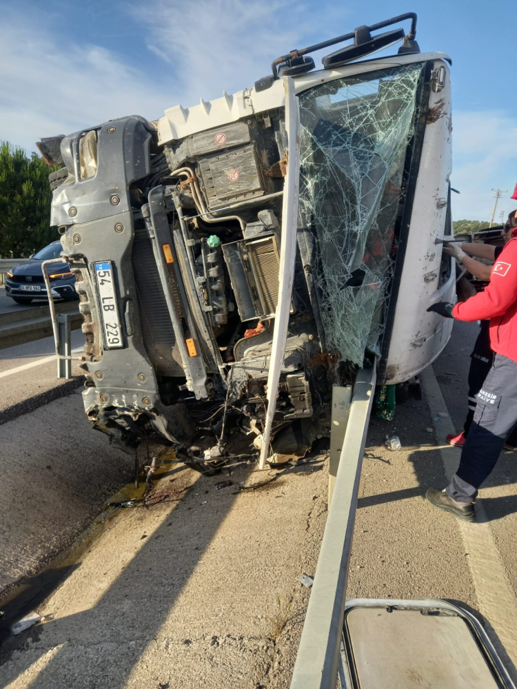 Balıkesir'de devrilen beton mikserinin sürücüsü hayatını kaybetti