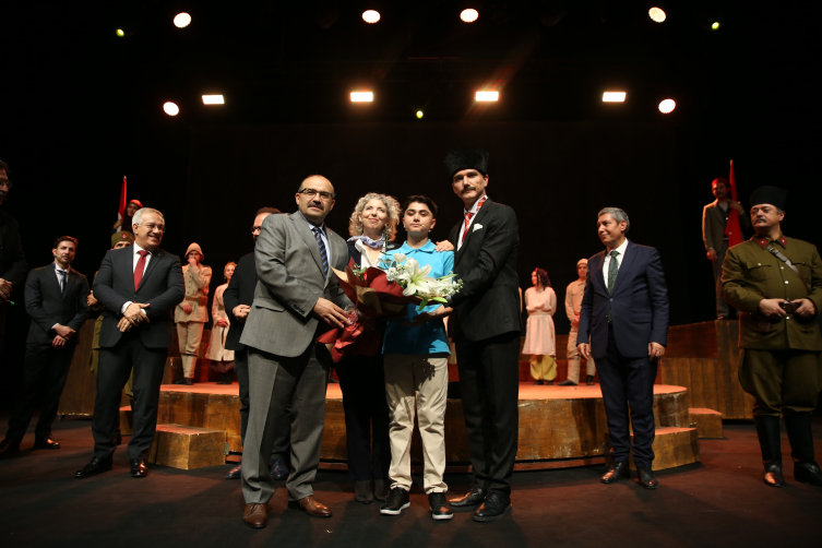 "Cumhuriyete Doğru" tiyatro oyunu Balıkesir'de sahnelendi
