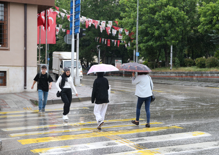 Edirne'de sağanak etkili oluyor