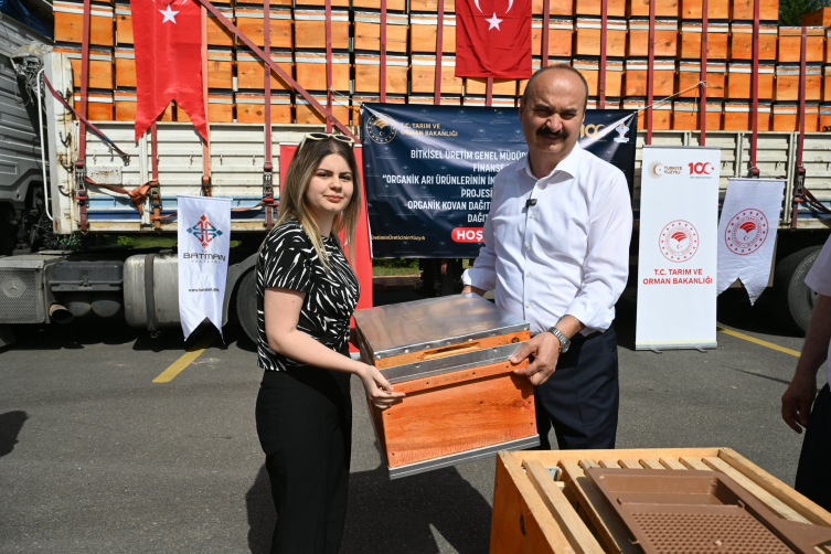 Batman'da 66 bal üreticisine 594 arı kovanı dağıtıldı