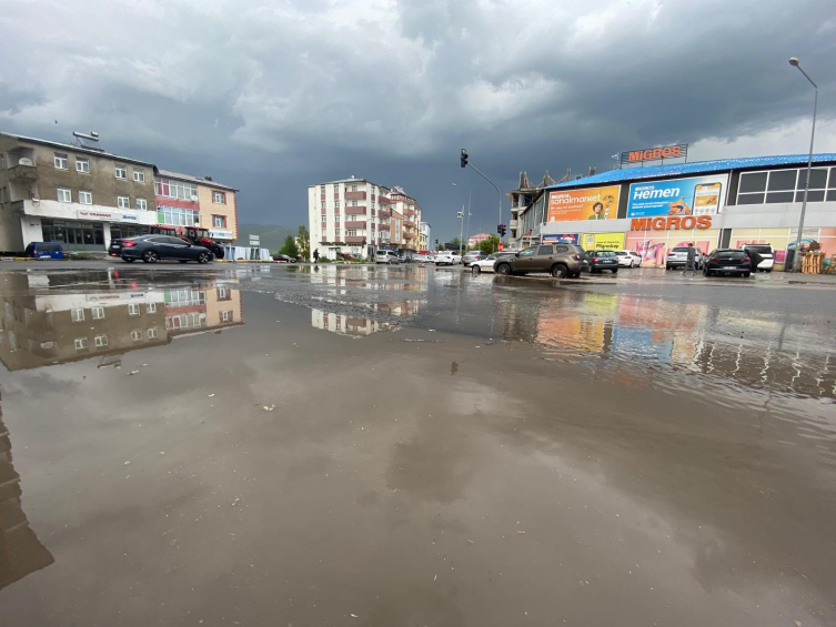 Ardahan'da sağanak ve dolu etkili oldu
