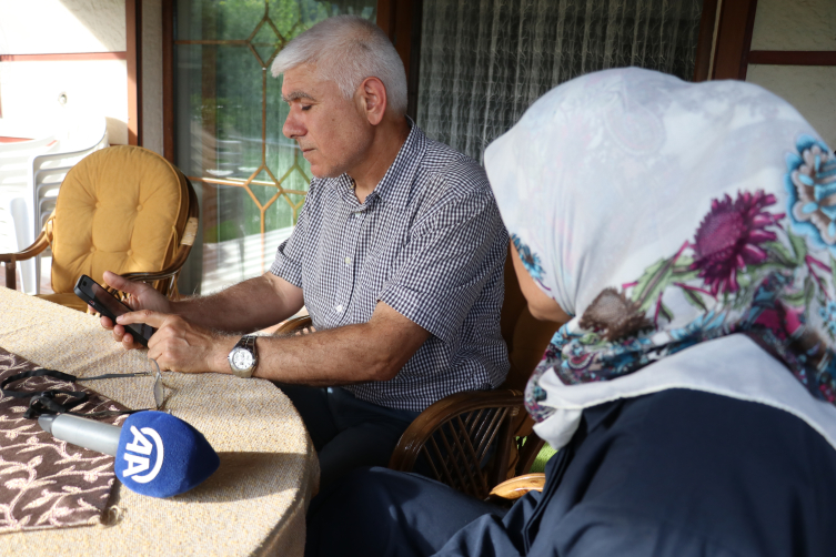 Anne ve kızları başıboş köpeklerin sakdırısından mağdur oldu