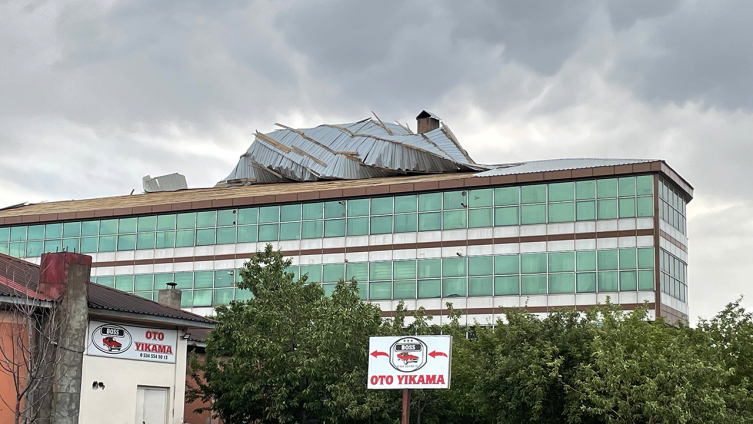 Bitlis'te fırtına: Çatılardan uçan parçalar hasara neden oldu