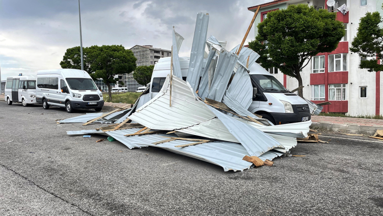 Bitlis'te fırtına: Çatılardan uçan parçalar hasara neden oldu