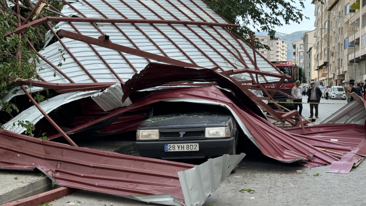 Muş'ta çatıdan kopan sac parçaları 3 araca hasar verdi