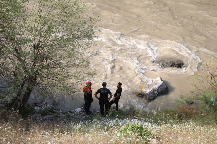 Hakkari'de otomobilin devrilmesi sonucu yaralanan polis memuru hayatını kaybetti