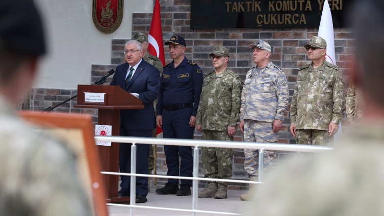 Bakan Güler, Mehmetçik'le bayramlaştı