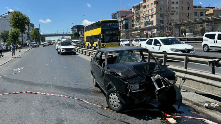 Avcılar'da otomobil kaldırıma çıktı: 5 yaralı
