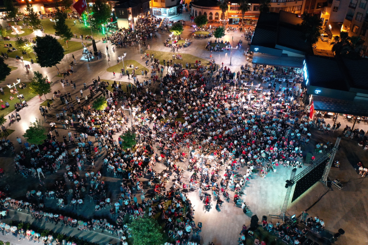 A Milli Futbol Takımı'nın Avusturya galibiyeti coşkuyla kutlandı