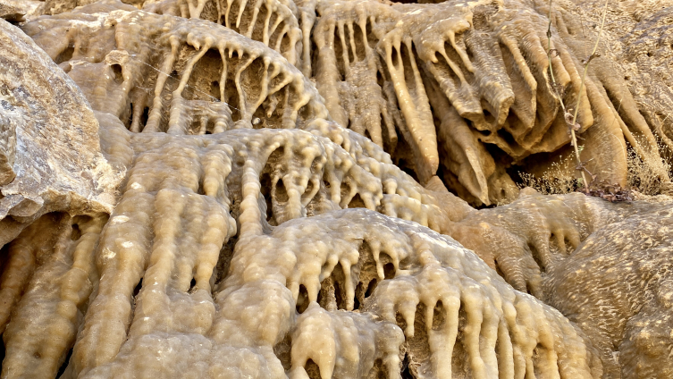 Kırşehir'de dağ yamacında traverten olduğu değerlendirilen oluşum bulundu