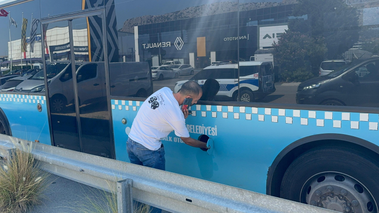 Antalya'da öfkeli sürücü otobüsün önünü kesip, kontak anahtarını çaldı