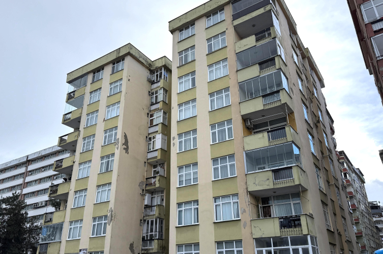 Rize'de fırtına binayı salladı