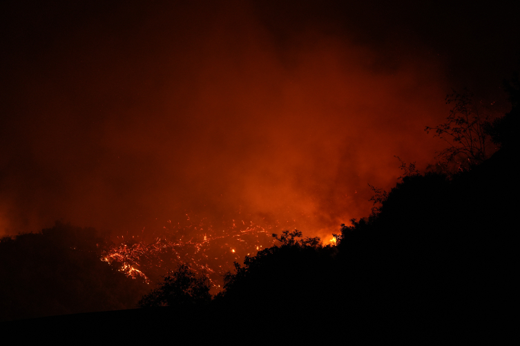 ABD'de süren yangınlarda 100 binden fazla kişi tahliye emri altında bulunuyor