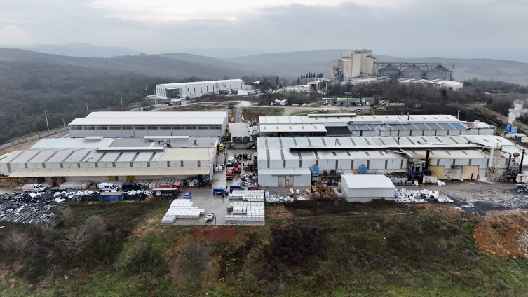 Sakarya'da yalıtım fabrikasında yangın çıktı: 2 işçi yaralandı