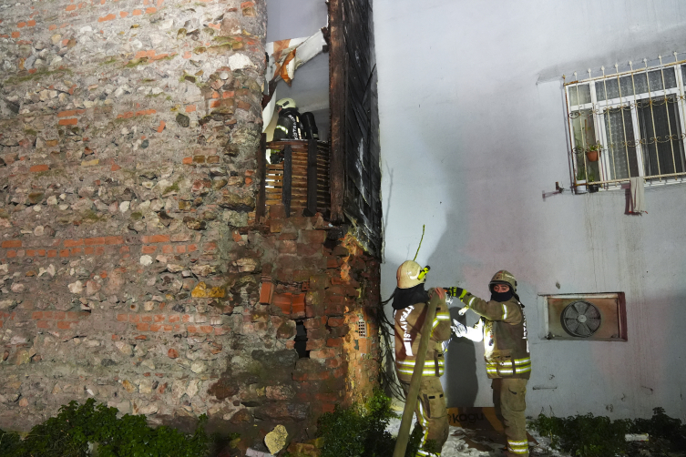 Fatih'te ahşap binada yangın