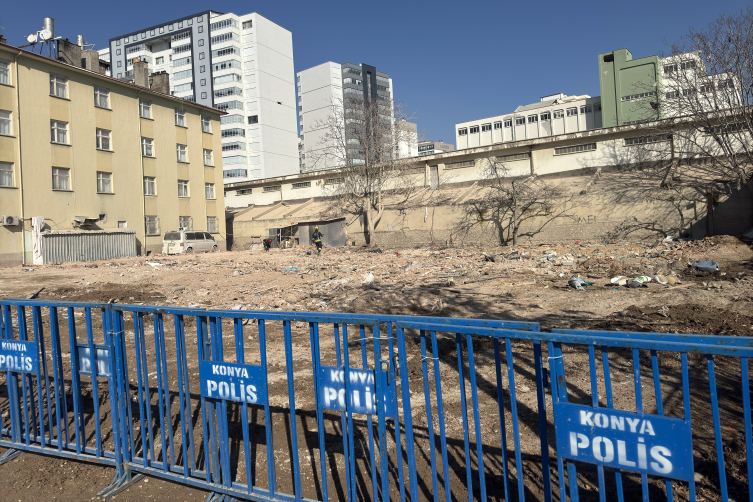 Konya'da çöken binanın bulunduğu cadde yeniden trafiğe açıldı