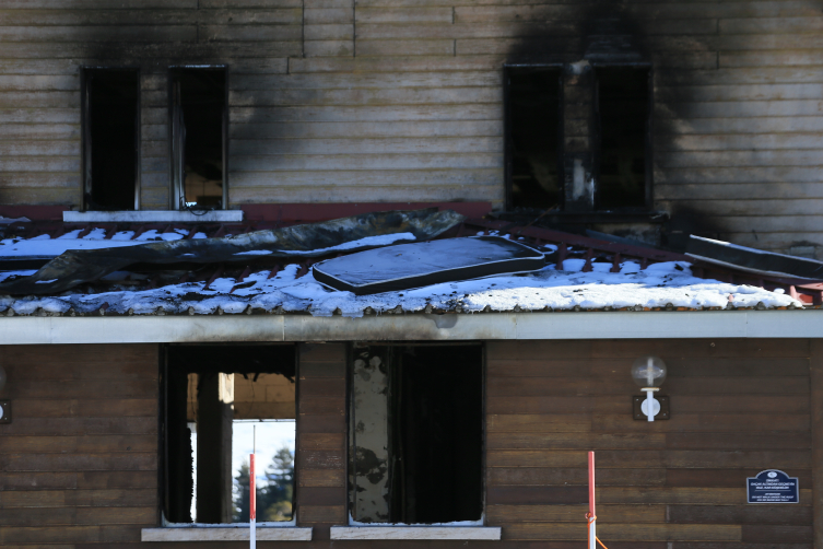 Çevre, Şehircilik ve İklim Değişikliği Bakanlığı ekibi yanan otelde inceleme yaptı