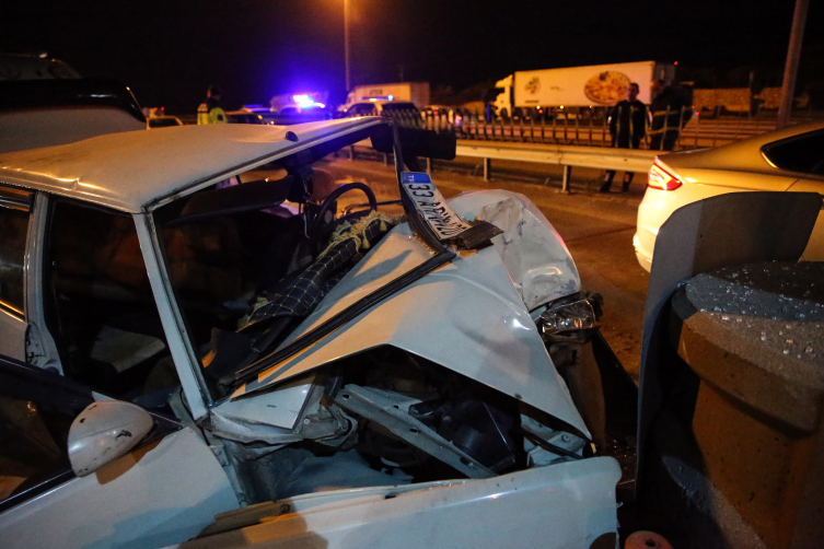 Mersin'de otomobil bariyere çarptı: 2 ölü, 5 yaralı