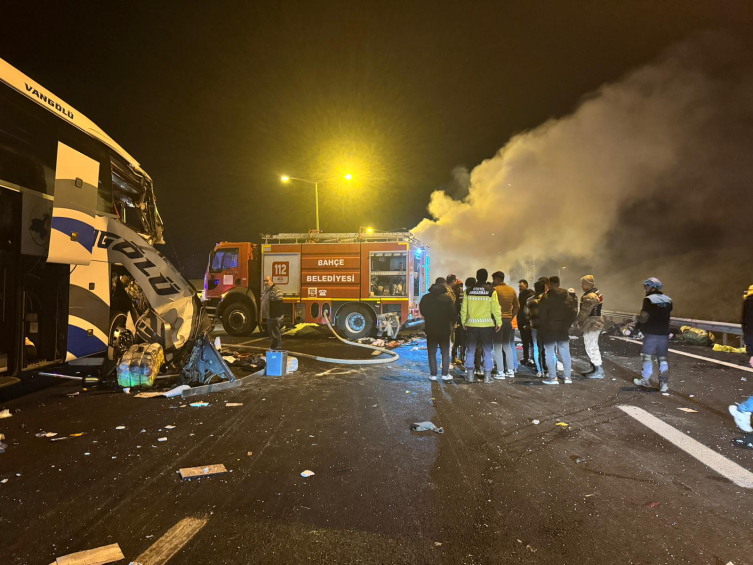 Zincirleme trafik kazasında tır alev topuna döndü