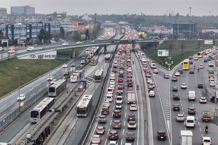 İstanbul'da okulların açılmasıyla trafik yoğunluğu oluştu
