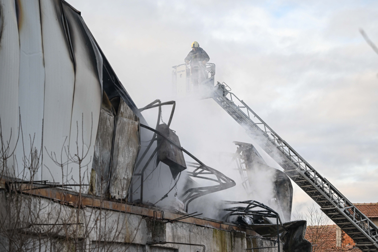 Ankara'da 3 katlı iş yerinde yangın