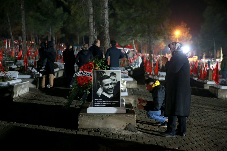 Asrın felaketinde hayatını kaybedenler deprem bölgesinde anıldı