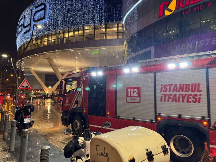 Üsküdar'da alışveriş merkezinde yangın