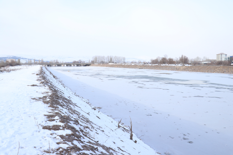 Kızılırmak kısmen buz tuttu