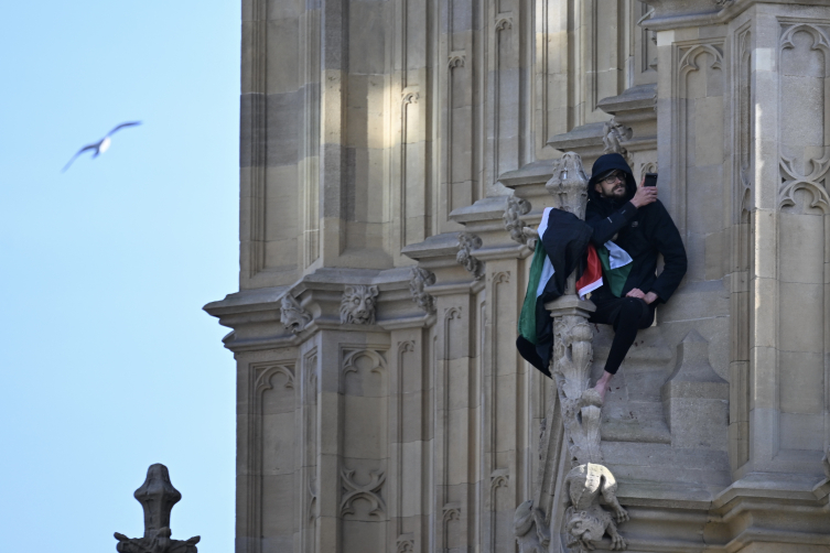 Big Ben'e çıkarak Filistin bayrağı açan protestocu eylemi sonlandırdı