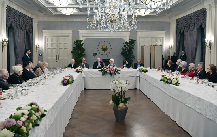 Cumhurbaşkanı Erdoğan'dan eşi Emine Erdoğan'ın yaşlılarla iftarına sürpriz ziyaret