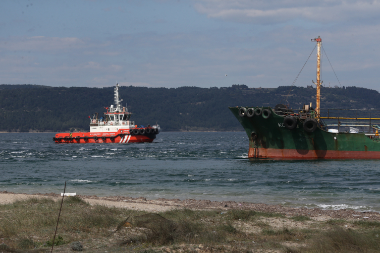 Çanakkale Boğazı'nda tanker karaya oturdu