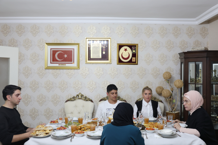 Emine Erdoğan, Vehibe Sayın'ın iftar sofrasına konuk oldu