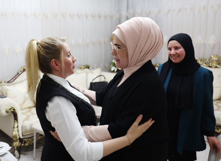 Emine Erdoğan, Vehibe Sayın'ın iftar sofrasına konuk oldu