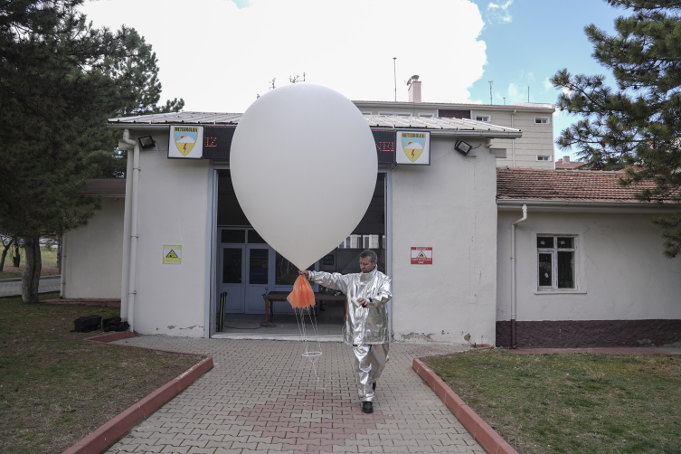Meteoroloji balonları, uçuş güvenliğine katkı sağlıyor