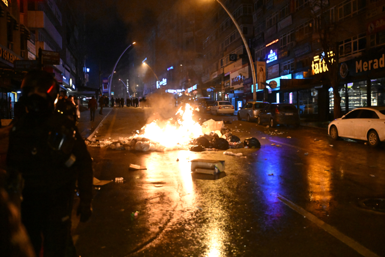 Ankara'da provokatörlerin saldırısında bir polis yaralandı