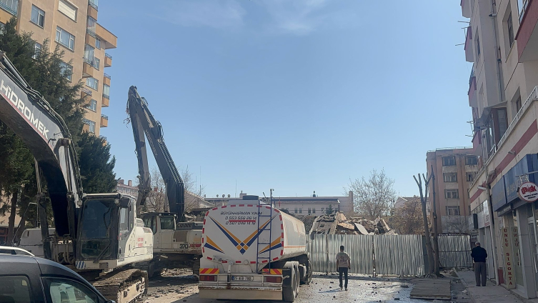 Konya'da 6 katlı bina çöktü