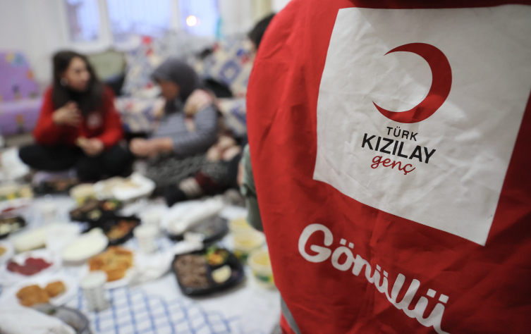 Kızılay gönüllüleri ramazanda yaşlı kadınların yalnızlıklarına ortak oluyor