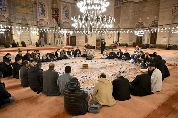 Şehzadebaşı Camii'nde toplanan kalabalık caminin tahribatına karşı nöbet tuttu