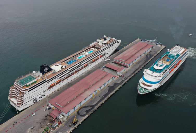 İzmir'e kruvaziyerle 2 bin 983 turist geldi
