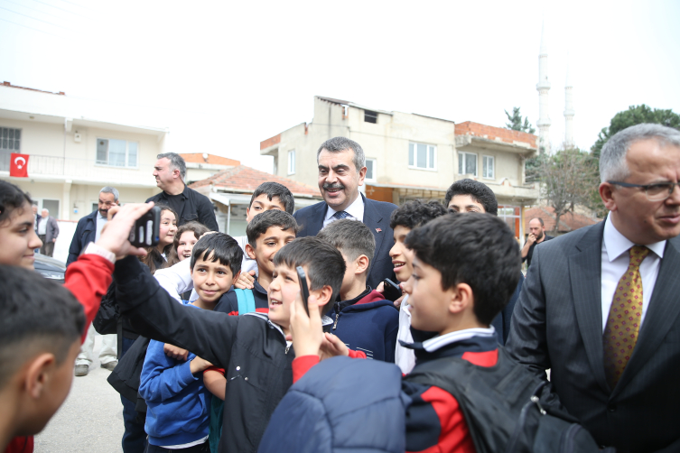 Milli Eğitim Bakanı Tekin sınıf başkanı seçilen öğrencinin vaadini gerçekleştirdi