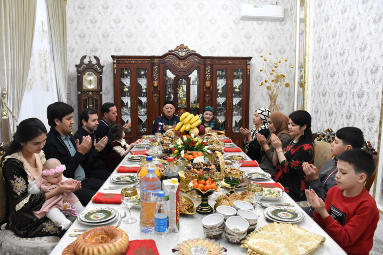 Özbekistan'ın toplu iftar geleneği: Ağız açar